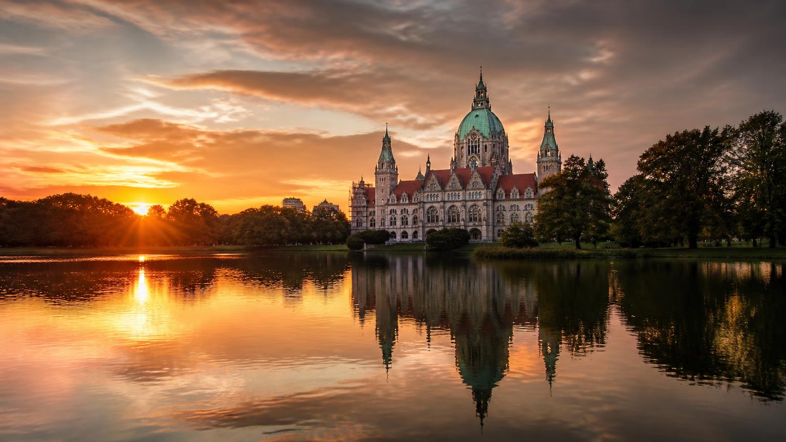 Neues Rathaus Hannover am Maschsee im Abendlicht
