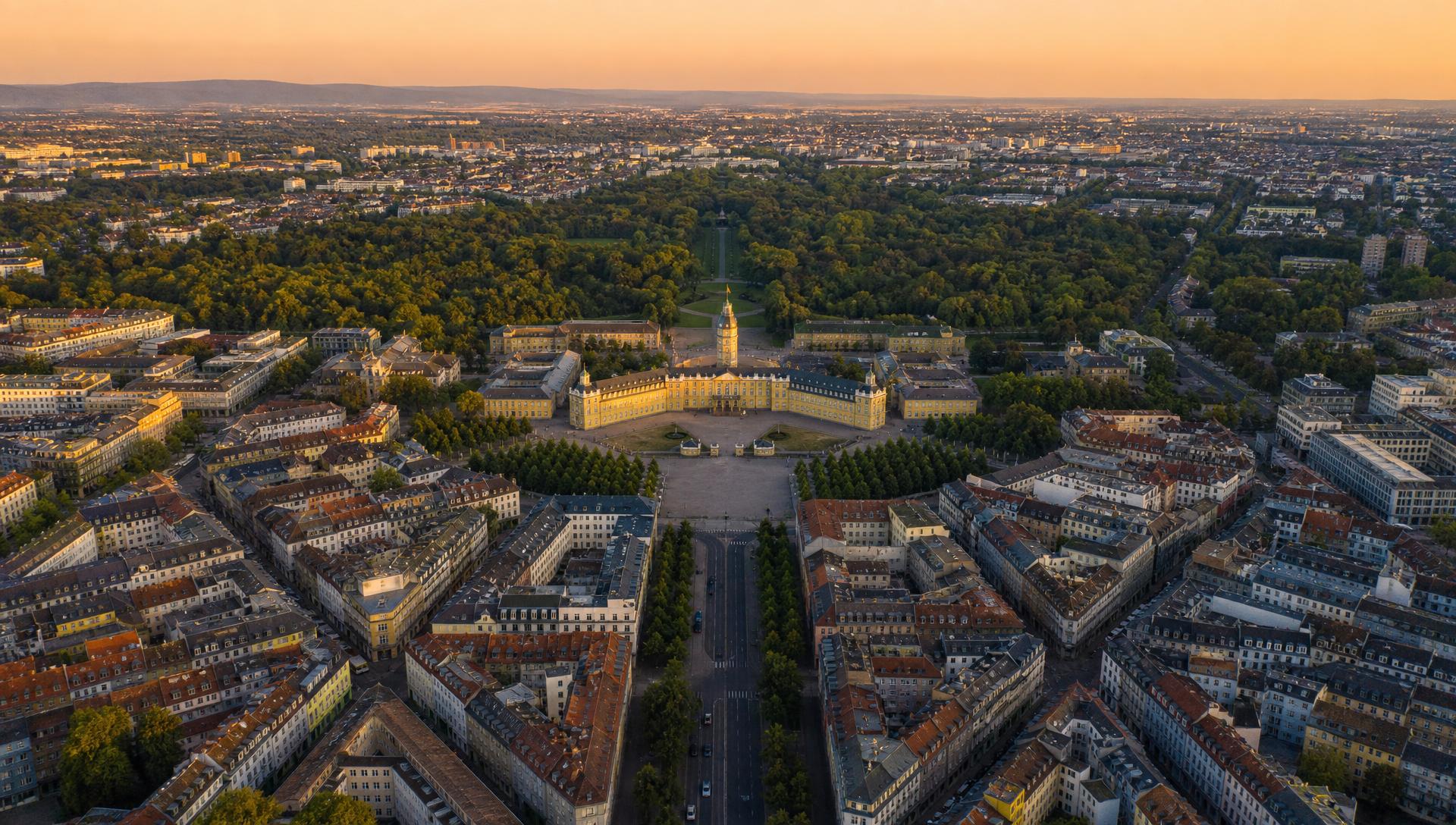 Karlsruher Schloss und Marktplatz mit Pyramide im Abendlicht